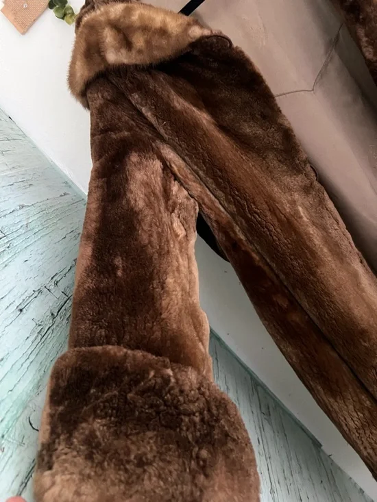 Real Fur Luxurious Vintage Fur Coat – Classic & Elegant - Picture 5 of 15